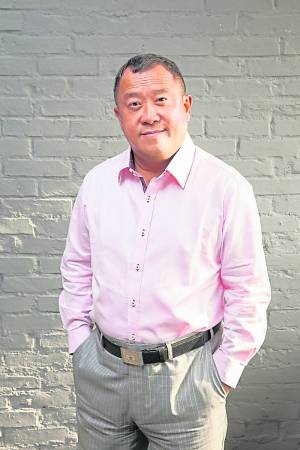 虽人不可貌相,但估计没多少人可以联想到体型圆润、身高一米五八的曾志伟其实曾是香港足球的全方位“国脚”,更称得上是矮人界里的飞毛腿