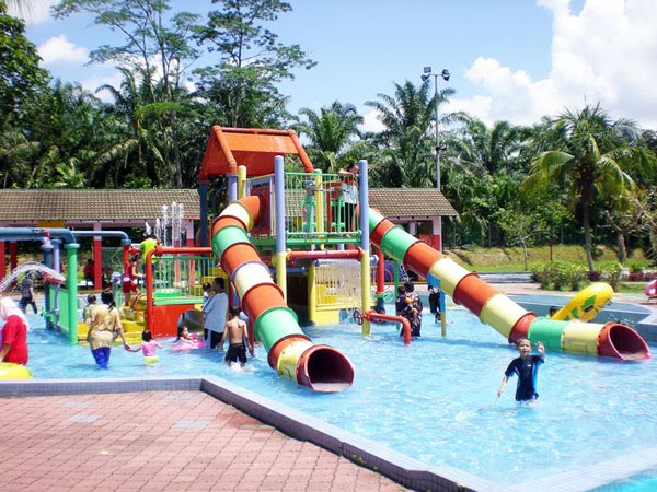 这个水上乐园其实是温泉,非常适合一家大小戏水呢。 Wet World Air Panas Pedas Resort 地址:Lot 603,Jalan Tampin, Mukim Pedas, Kampung Sungai Batu, 71400 Pedas, N.S. 电话:06-6858027