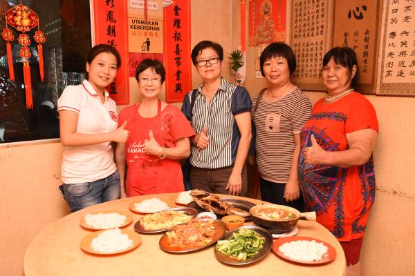 老板娘(左二)透露,海南鸡扒虽已有40年之久,但依然吸引不少游客。 联华餐食 地址:35, Jalan Terentang, 71300 Pekan Rembau,N.S. 营业时间:6am-3pm(周日休息)