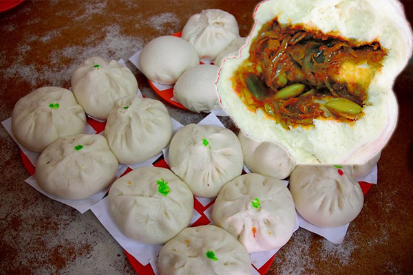 除了臭豆包,还有其他手工制的包点。 新协昌茶餐室 地址:PT. 2,Jalan Besar Kota, 71350 N.Sembilan. 营业时间:5:30am-6pm(包点从早上8点开始售卖至卖完为止) 电话:06-438100