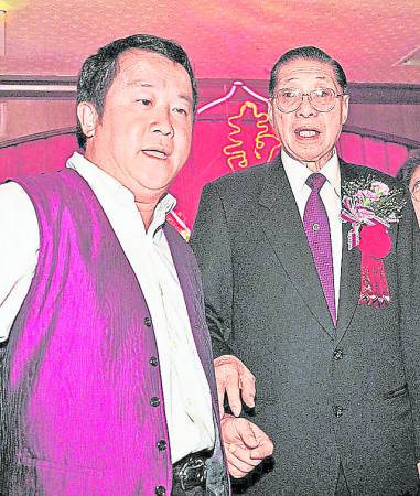 能如此钟爱足球,同是“国脚”的父亲曾启荣对他影响甚大。