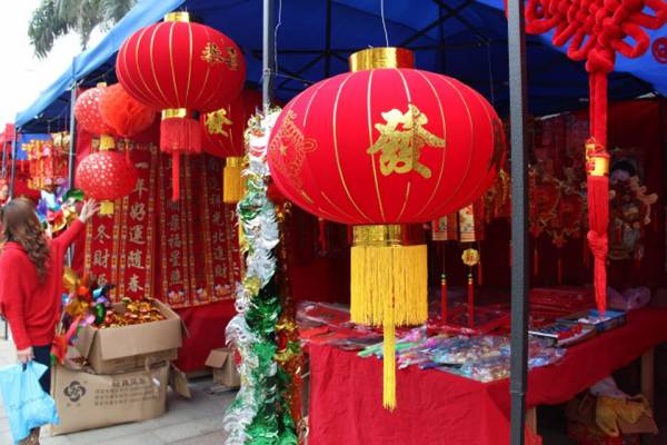 谭师父叮咛大家,別忘了买红灯笼挂在门口,有喜庆迎福之意。