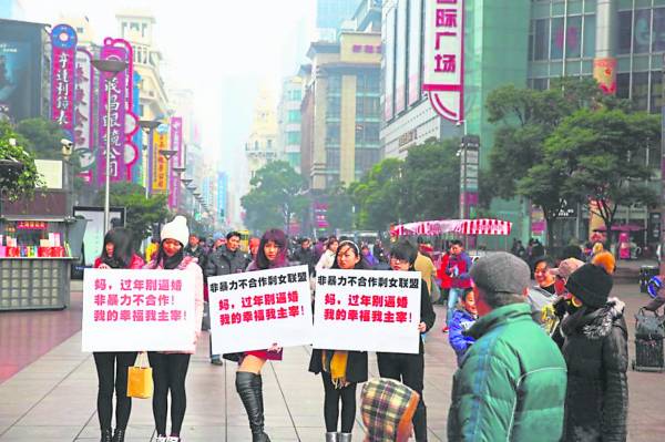 长辈惯性在新年期间“关心的慰问”,对于年轻一辈来说是一种“节庆压力”。