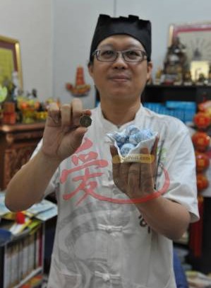 王忠文道长建议C君在卜卦的隔天向神明祈求使失物在一天之内找回,果然得偿所愿在指定时间内寻回失物。
