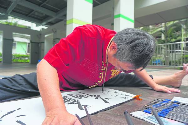 陈弘州师父从倒立写书法、单脚站立写书法、口书、颈项书法、样样精通。