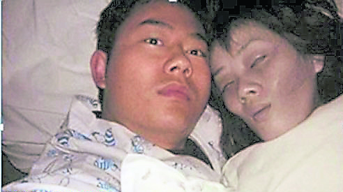 我们不时会看到死了都要在一起的凄美新闻,虽然让人动容,但人鬼殊途,爱分分钟是种伤害,唯有真正放手才能让爱的人重获幸福。