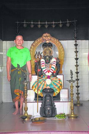 卓霖水每天为娘娘洗澡换衣,化妆、戴上新鲜花朵,因此世世代代得到印度娘的庇佑,平安无灾。