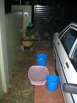 雨水具有时来运转之效,用来抹地,可抹走污秽。