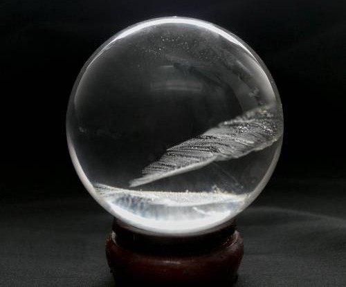白色水晶球放在门口前面,可化解石狮煞。