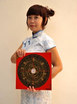 罗若丹老师表示,做生意除了周遭环境要保持干净,大门也一定要方方正正,切忌斜开,否则对饭店不利,饭店厨房更不可小觑。