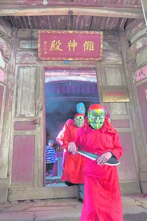 驱傩是中国年终或立春时节驱鬼迎神赛会活动。据宋代人解释,驱傩意在“逐尽阴气为阳导也, 今人腊岁前一日击鼓驱疫,谓之逐除是也”。