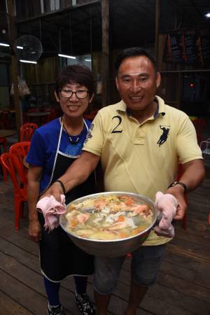 老板蔡连明和银姐向记者推荐镇店隐藏菜单“海角炒”。