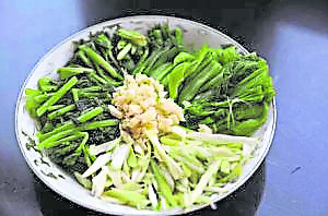 “五辛盘”——盘子里放着五种蔬菜,即大蒜、小蒜、韭菜、芸薹、胡荽, 是为发散五脏郁气,预防时疫不闹病。