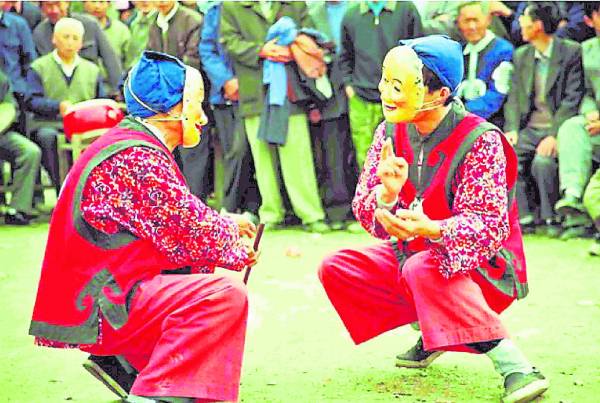 古代新年,由人扮演的鬼神游街 绕城,既添新春乐趣也恐吓真鬼。