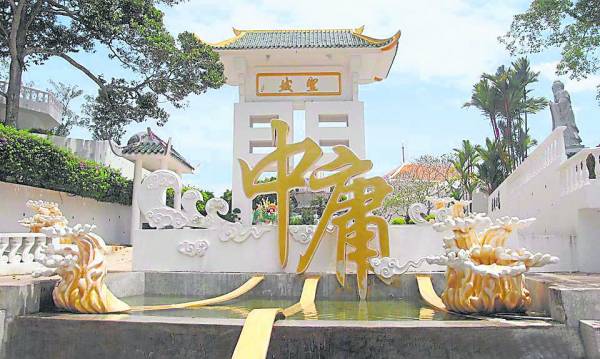 气势磅礴的峯年文化圣城入口处。