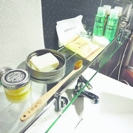 每次外出,我只需携带马赛皂、竹牙刷和自制牙膏,就可以避免使用酒店提供的一次性盥洗用具。