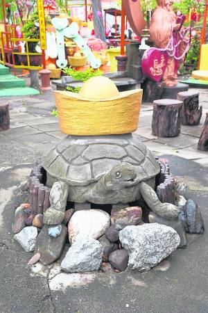 入庙拜神自获神庇佑,但位于亚罗士打的“三圣宫”却是一间财气冲天的庙宇,里面不但有财神“椰”,还有一只运财神龟在旁辅助。