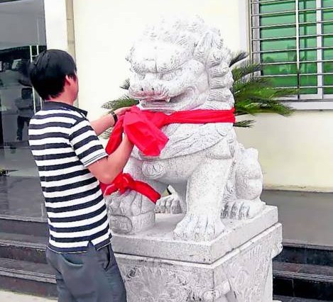 石狮头忌对别人家或公司企业店铺门或窗,因为狮子会伤人,对着别人的门说不定会招来风水大战,损人不利己,因此必须在它的脖子上系上红彩带,这样不但可以帮助我们避邪,也不会伤害到其他的人。