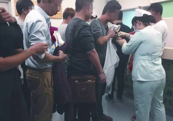 中国北京某医院,试药体检筛查中,医生为受试者筛查针眼。按照规定,受试者在医院参加体检筛选后未超过5天不能参加下一家医院筛选。