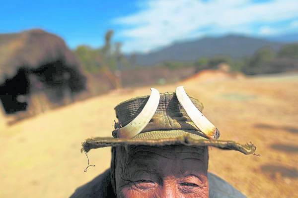 帽子上的山猪牙象征着勇士。