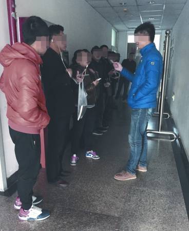 北京某医院内,招募中介查看受试者身份证,但有的人却持假身份证参与试药。