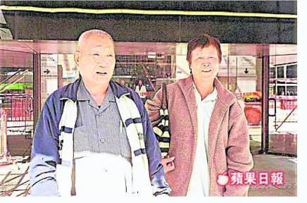 屯门巴士坠坡事件后,附近居民许伯(左)表示怀疑见鬼,导致无法入睡,需要看精神科医生。而其妻(右)则指独自行径小路也感害怕。