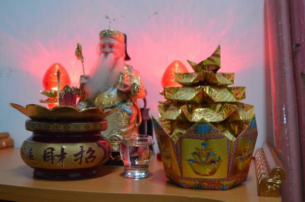 精美的“旺来聚宝盆”不仅可以是神台上的祭品,也能招来财运。