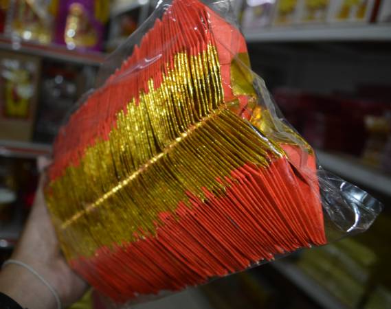陈智芬一天可制作逾两百个“多用途”的金元宝。