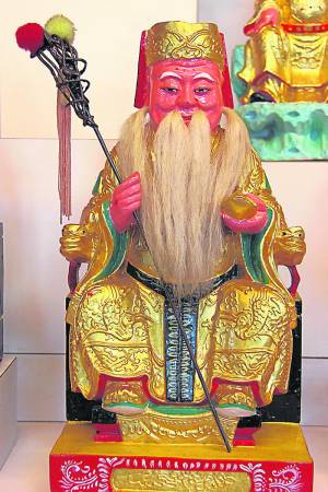 按习俗,白头人不能拜祭黑头人,因此只好托墓园的大伯公当桥梁,让黑头人来享用祭品。