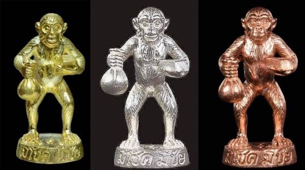 特别版富贵圣猴左手抱着金砖、右手执个黄金富贵袋,法牌有金、银、铜三种不同颜色,已被信徒奉请完,如今市面上完全没有货了。