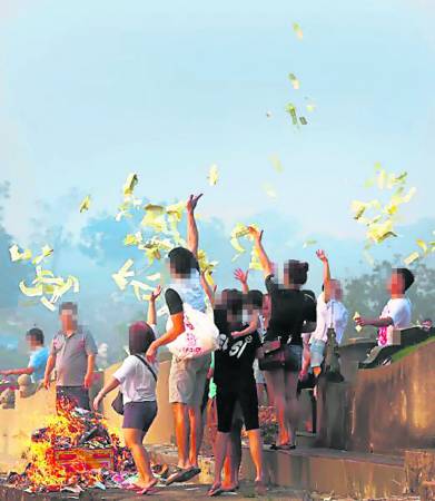 集体祭祖盛会是现代生活方式衍生出了的服务。