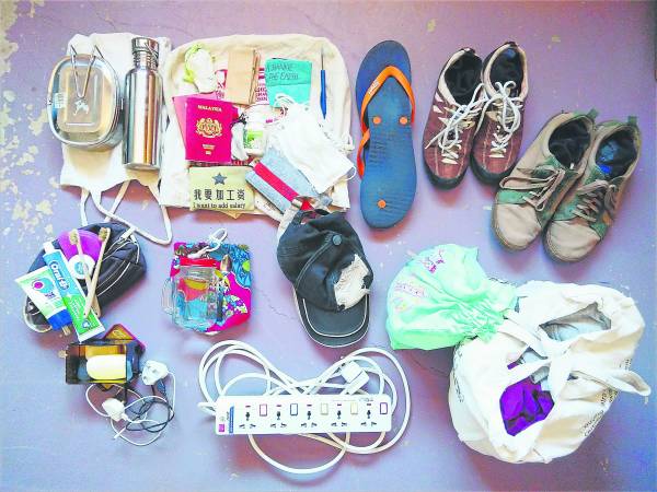 这是我和老公两个人来澳洲旅行1 个月的行李,布袋、容器、肥皂、月经杯,行李少到连寄舱都不需要。