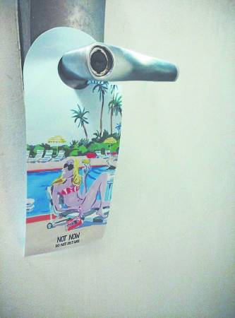 挂上“Do Not Disturb”牌子,是避免垃圾的关键步骤。