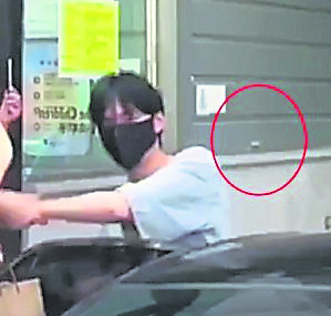 李敏镐反应敏捷,躲过了石头攻击。