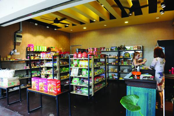 ◆等待上菜时,食客还可以先逛逛越南杂货店。