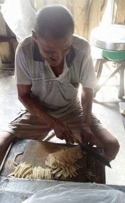 廖炳鸿刀法精准,切出来的“刀麻切”比例适中。