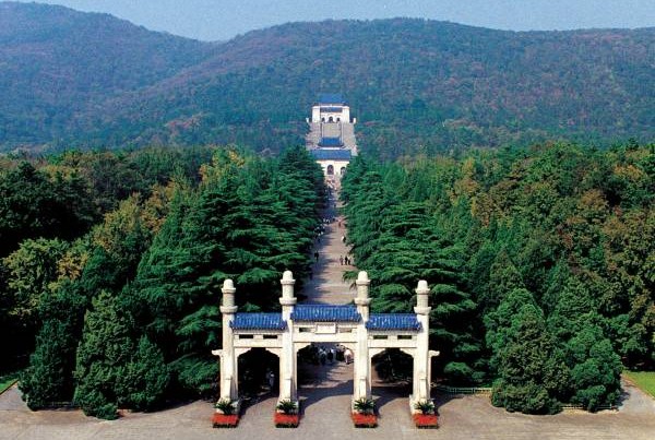 中山陵是中华民国国父孙中山的陵墓,也供奉着民国烈士,虽然葬于此处的都是伟人,但仍压制不住灵异事件传出。