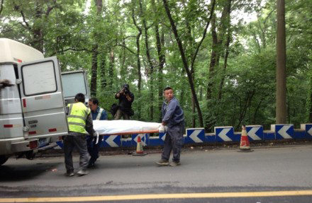 被称为古战场的龙脖子路经常发生车祸,增添了诡异。
