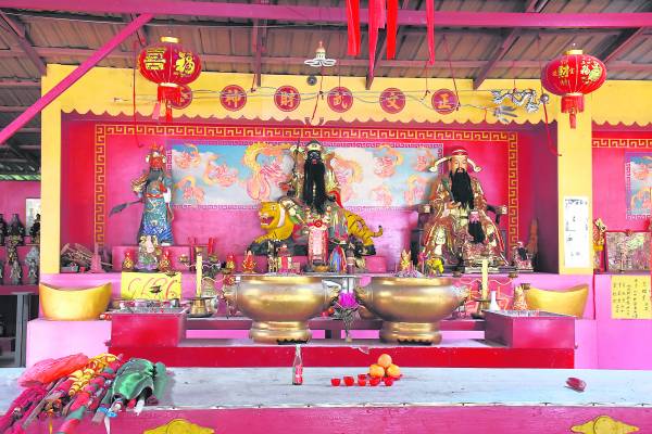 (从左至右)关圣帝君、武财神、文财神。