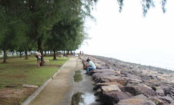 面向马六甲海峡的笨珍海边,吸引了各地游客到来。