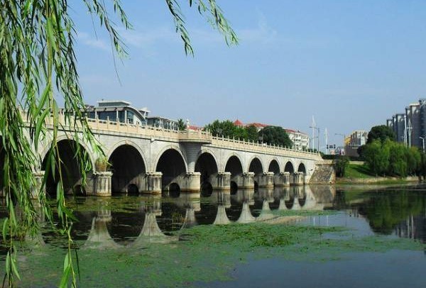 据说,每年夏天都会有几个人丧命于宁南花神湖。