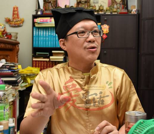 王忠文道长说,自从陈老太太诚心礼拜三清圣殿诸神和问卦观音后,其子已经安分很多,也不再夜夜笙歌了。