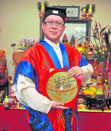 王忠文道长表示,陈先生不仅上欺天欺地,又对妻子不忠,必须向玉皇大帝忏悔,否则灾祸不断无运行。