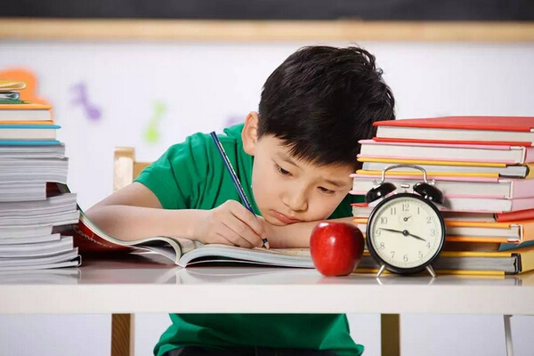 想要增强孩子的学习兴趣,父母就要在文昌位“动动手脚”了。