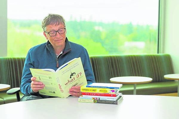 世界首富比尔·盖茨是一个很喜欢读书的人,他经常会选择闭门谢客来读书充电和思考。