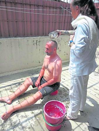 在冲圣水浴的时候,Jo对温度正常的圣水表现出特别冷的感觉。