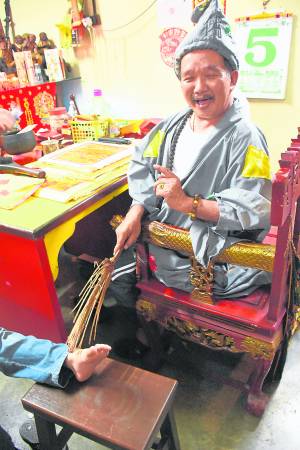 佛爷乩身陈法雄师父尽心为人治病和解决疑难杂症。