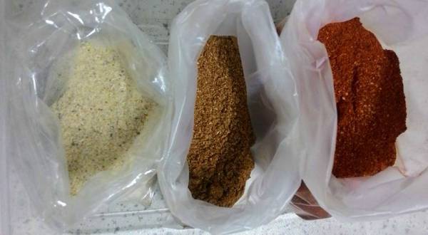 三样不同的咖哩香料是关键的材料,缺一不可。