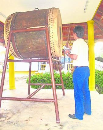 善信们来到樾嘉莱佛寺敲神鼓后,再向Yak天神求财,可以大大改善财运。