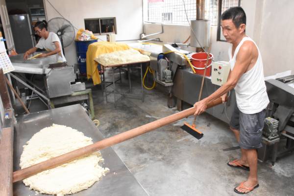 老板黄添发每天都会用木棍擀压面,让面条口感更好。 传统手工面 地址:154,Lorong 5,42600 Jenjarom,Selangor. 电话:016-6574549